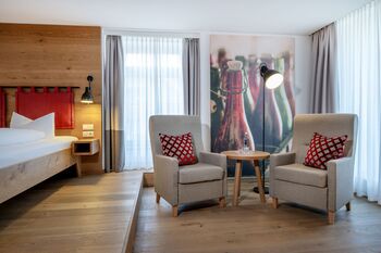 Brauhauszimmer mit Wandbild und Sitzecke
