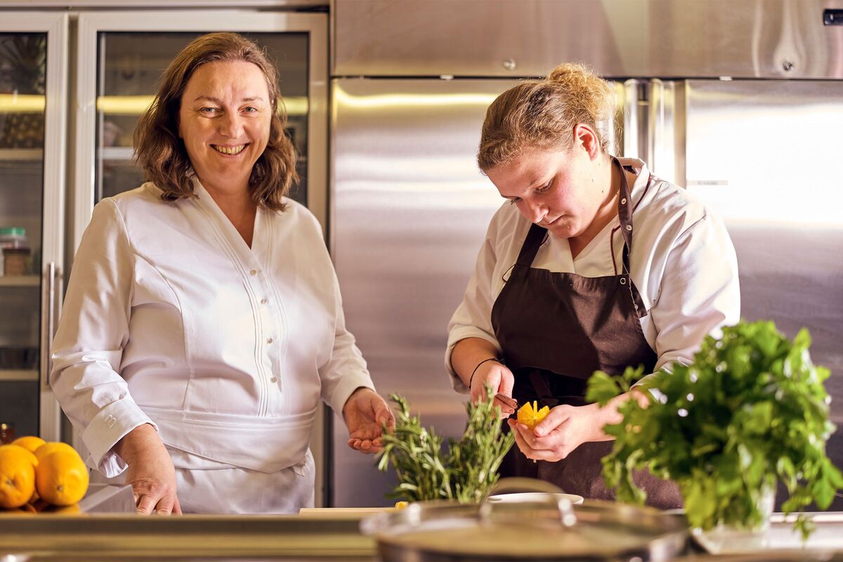 Sigrid Kamm mit Köchin Cindy, die auch ihre Ausbildung im Betrieb absolviert hat.