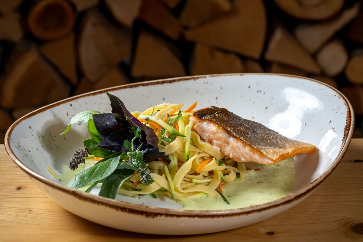 Hauptgericht: Frischer Fisch mit Bandnudeln und Kräutersauce Hauptgericht: Frischer Fisch mit Bandnudeln und Kräutersauce